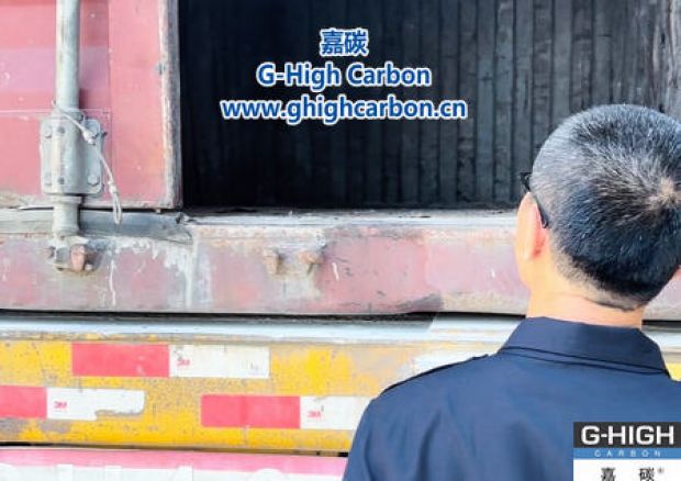 嘉碳裝車人員嚴(yán)格把關(guān)，確保車輛安全入廠